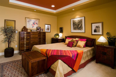 Imagen de dormitorio principal asiático con paredes amarillas y moqueta