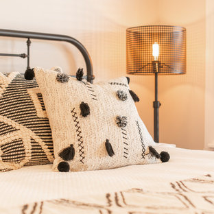 Modelo de dormitorio principal, urbano, pequeño, con paredes grises, moqueta y suelo marrón