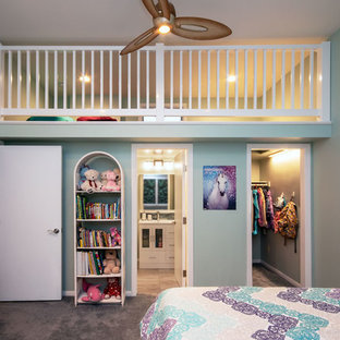 Diseño de dormitorio tipo loft, minimalista, grande, con paredes verdes, moqueta y suelo multicolor
