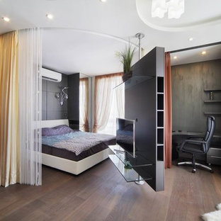 Ejemplo de dormitorio principal, actual, pequeño, con paredes negras, suelo de madera en tonos medios y suelo marrón