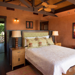 Diseño de habitación de invitados tropical, grande, con suelo de madera oscura y parades naranjas