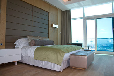 Foto de habitación de invitados actual grande con paredes beige
