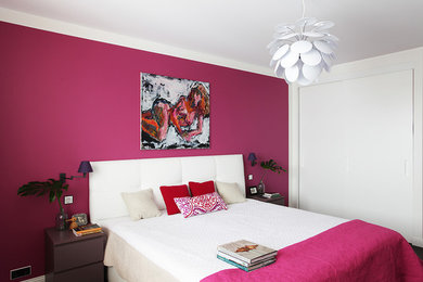 Пример оригинального дизайна: спальня в современном стиле с фиолетовыми стенами