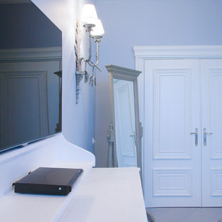 Imagen de dormitorio clásico, de tamaño medio, con paredes grises y suelo de madera pintada