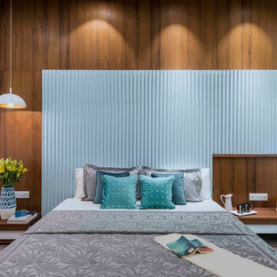 Diseño de dormitorio principal, contemporáneo, sin chimenea, con paredes marrones y suelo gris