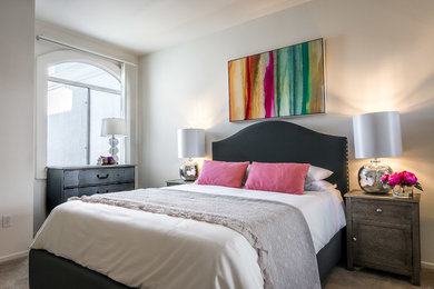Свежая идея для дизайна: хозяйская спальня среднего размера в стиле фьюжн с белыми стенами и ковровым покрытием без камина - отличное фото интерьера