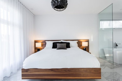 Foto de dormitorio principal minimalista grande con paredes blancas, suelo de mármol y suelo blanco