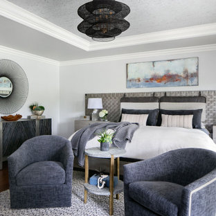 Großes Klassisches Hauptschlafzimmer mit grauer Wandfarbe, braunem Holzboden, Kamin, Kaminumrandung aus Backstein, braunem Boden und Tapetendecke in Orange County