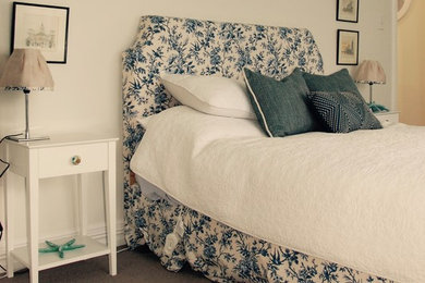 Идея дизайна: хозяйская спальня среднего размера в современном стиле с белыми стенами, ковровым покрытием и бежевым полом без камина