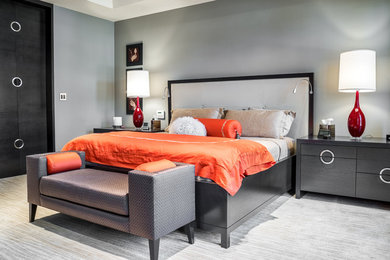 セントルイスにある広いコンテンポラリースタイルのおしゃれな主寝室 (グレーの壁、カーペット敷き)