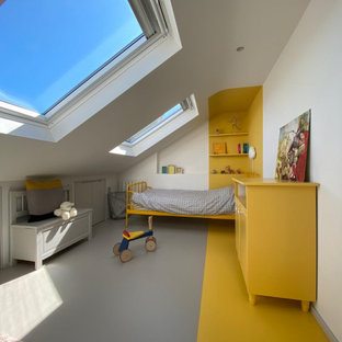 Foto de dormitorio moderno, de tamaño medio, con paredes multicolor, suelo vinílico y suelo multicolor