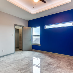Imagen de habitación de invitados minimalista, de tamaño medio, con paredes blancas y suelo de mármol