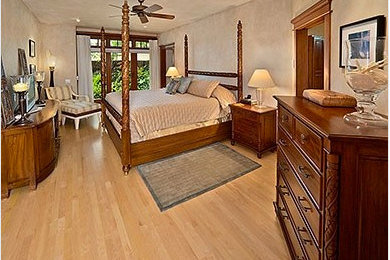 ハワイにあるトラディショナルスタイルのおしゃれな寝室のレイアウト