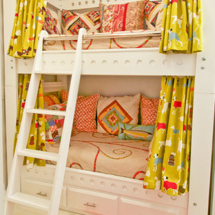 Modelo de dormitorio tipo loft, romántico, pequeño, con paredes blancas y suelo de madera pintada