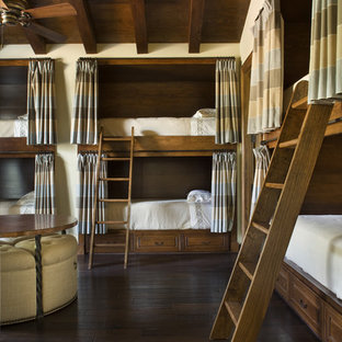 Foto de habitación de invitados rural con suelo de madera oscura