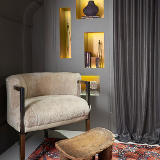 Modelo de habitación de invitados contemporánea, pequeña, con paredes grises, suelo de madera pintada y suelo blanco