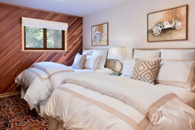 サンフランシスコにある中くらいなラスティックスタイルのおしゃれな客用寝室 (白い壁、カーペット敷き、グレーの床)