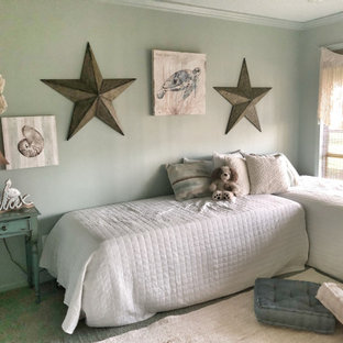 Diseño de habitación de invitados costera, de tamaño medio, con paredes azules, moqueta y suelo azul