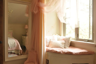 Bedroom - traditional bedroom idea in Toronto