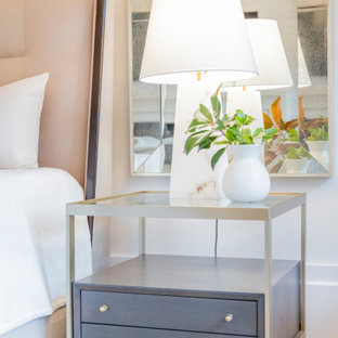 Idée de décoration pour une grand chambre parentale marine avec un mur blanc, un sol en bois clair, une cheminée standard, un manteau de cheminée en lambris de bois, un sol blanc et un plafond voûté.