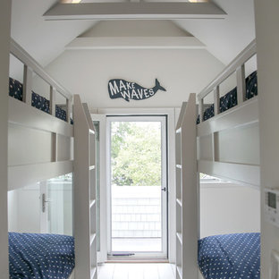 Modelo de dormitorio principal, clásico renovado, grande, sin chimenea, con paredes grises, suelo de madera pintada y suelo blanco