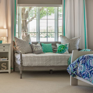 Foto de habitación de invitados costera, de tamaño medio, con paredes beige, moqueta y suelo gris
