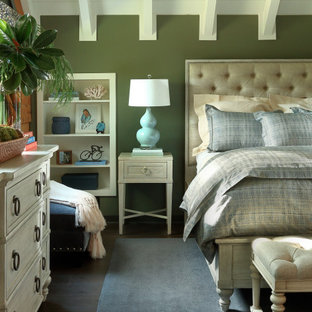 Cette photo montre une chambre montagne avec un mur vert, un sol en bois foncé, un sol marron, un plafond en poutres apparentes, un plafond en lambris de bois et un plafond voûté.