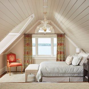 Foto de dormitorio clásico con paredes beige, suelo de madera oscura y suelo marrón