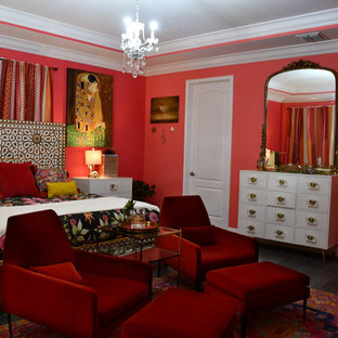 Imagen de dormitorio principal, ecléctico, grande, con parades naranjas y suelo de madera oscura