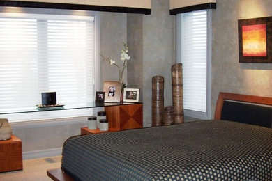 Imagen de dormitorio principal clásico grande con paredes grises, moqueta y suelo gris