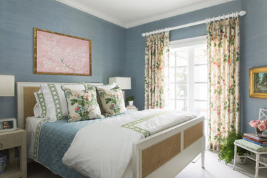 ロサンゼルスにある中くらいなトランジショナルスタイルのおしゃれな客用寝室 (青い壁、カーペット敷き、白い床)