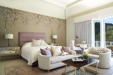 ロサンゼルスにある中くらいなトラディショナルスタイルのおしゃれな主寝室 (白い壁、カーペット敷き) のインテリア