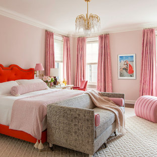 Ispirazione per una grande camera da letto tradizionale con pareti rosa, nessun camino e parquet scuro