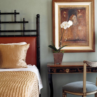 Modelo de dormitorio principal, ecléctico, de tamaño medio, con paredes azules y suelo de madera oscura