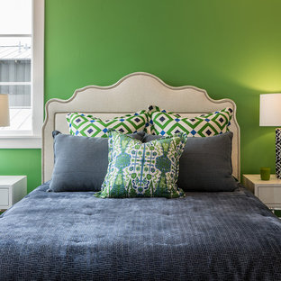 Ejemplo de habitación de invitados tradicional renovada, de tamaño medio, con paredes verdes, moqueta y suelo multicolor