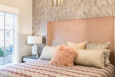 Ejemplo de habitación de invitados clásica renovada de tamaño medio con paredes beige