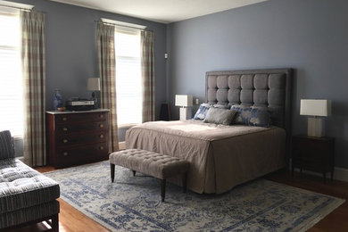 ボストンにある広いコンテンポラリースタイルのおしゃれな主寝室 (青い壁、無垢フローリング、暖炉なし)
