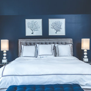 Imagen de dormitorio principal, contemporáneo, extra grande, con paredes azules