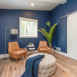 Immagine di una grande camera matrimoniale stile marinaro con pareti blu, pavimento in legno massello medio e soffitto in perlinato
