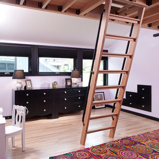Foto de dormitorio tipo loft, contemporáneo, pequeño, con paredes rosas y suelo de madera clara