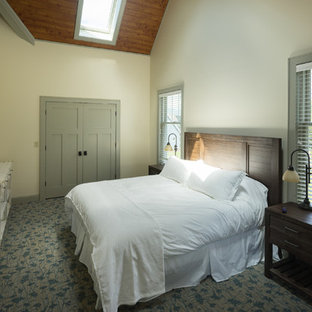 Foto de habitación de invitados rural, grande, con paredes beige, moqueta y suelo multicolor
