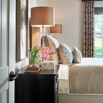 Lakehouse Retreat: Guest Bedroom