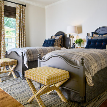 Lakehouse Retreat: Guest Bedroom