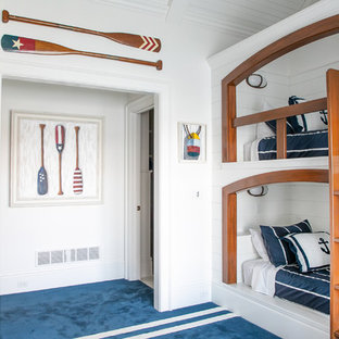 Foto de habitación de invitados marinera, de tamaño medio, sin chimenea, con paredes blancas, moqueta y suelo azul