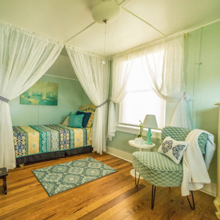 Foto de dormitorio ecléctico, pequeño, con paredes verdes, suelo de madera en tonos medios y suelo marrón