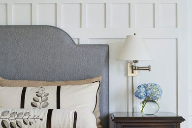Свежая идея для дизайна: хозяйская спальня среднего размера в классическом стиле с зелеными стенами без камина - отличное фото интерьера