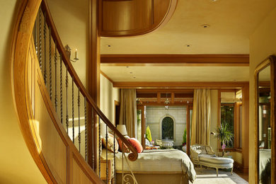 Foto de dormitorio principal tradicional grande sin chimenea con paredes beige, suelo de madera en tonos medios y suelo marrón