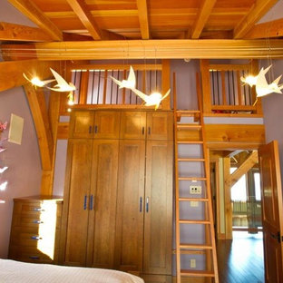 Foto de dormitorio tipo loft, tradicional renovado, de tamaño medio, con paredes púrpuras y suelo de madera en tonos medios