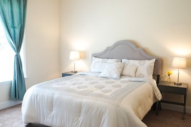 На фото: хозяйская спальня среднего размера в стиле неоклассика (современная классика) с бежевыми стенами и ковровым покрытием