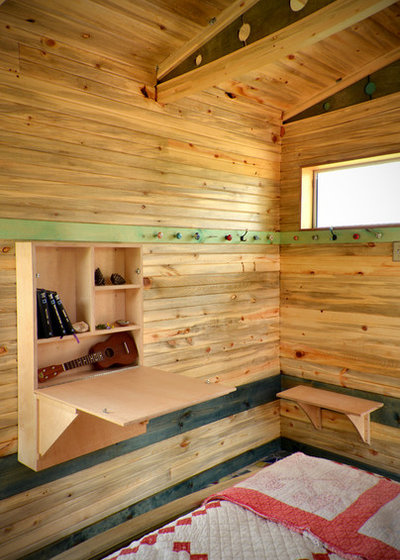 Rustic Bedroom by Eckalizzi Design